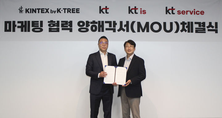 [서울=뉴시스] KT는 서부광역본부가 경기 고양시 킨텍스 바이 케이트리호텔을 운영하는 호텔 위탁운영전문기업 글로벌도시인과 함께 호텔에 필요한 정보통신기술(ICT) 서비스 구축을 추진한다고 15일 밝혔다. 최우성 글로벌도시인 대표이사(왼쪽)와 구강본 KT서부고객본부장(상무)가 협약 체결 후 기념사진을 촬영하고 있다. (사진=KT 제공) *재판매 및 DB 금지