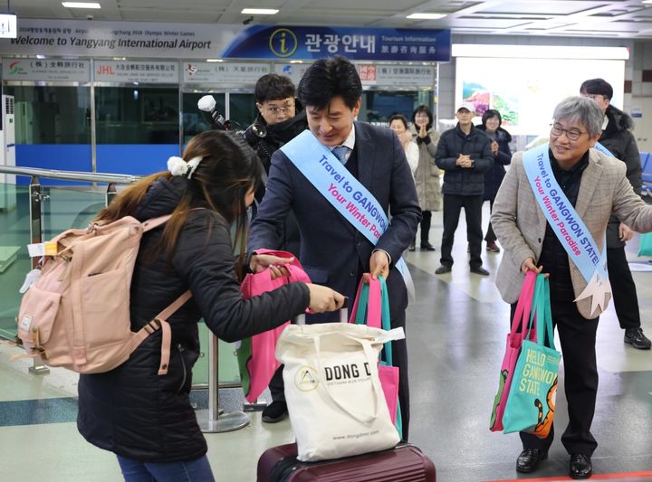 [양양=뉴시스] 조영호 양양군 부군수가 지난 2023년 양양국제공항 에서 열린 필리핀 전세기 취항식 당시 관광객을 맞이하고 있는 모습. (사진=양양군 제공) 2024.04.15. photo@newsis.com *재판매 및 DB 금지