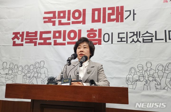 [전주=뉴시스] 김민수 기자= 국민의미래 조배숙 국회의원 비례대표 당선인이 15일 전북도의회에서 기자간담회를 갖고 전북발전을 위해 노력하겠다는 포부를 밝히고 있다. 2024.04.15 leo@newsis.com *재판매 및 DB 금지