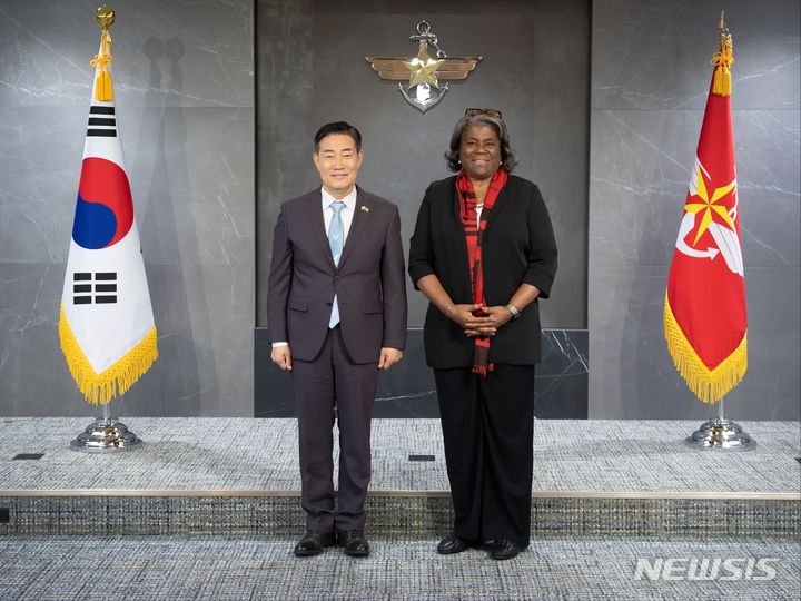 [서울=뉴시스] 신원식 국방부 장관이 15일 오후 서울 용산구 국방부 청사에서 린다 토마스-그린필드 주유엔 미국대사를 만나 함께 기념사진을 촬영하고 있다. (사진= 국방부 제공) 2024.04.15. photo@newsis.com