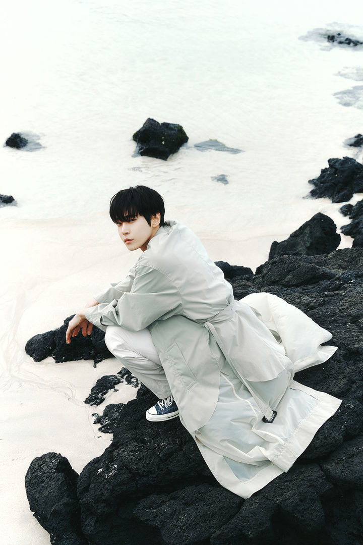 [서울=뉴시스] 그룹 'NCT' 도영 첫 솔로 앨범 '청춘의 포말 (YOUTH)' 티저 이미지. (사진=SM엔터테인먼트 제공) 2024.04.15. photo@newsis.com *재판매 및 DB 금지