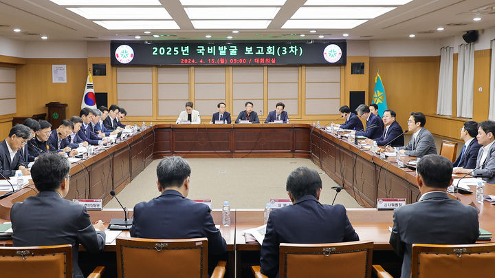 [대전=뉴시스]이장우 대전시장이 15일 국비발굴 보고회에서 "국비확보의 길이 없으면 만들어라"며 강하게 주문했다. (사진=대전시 제공) 2024. 04. 15 *재판매 및 DB 금지