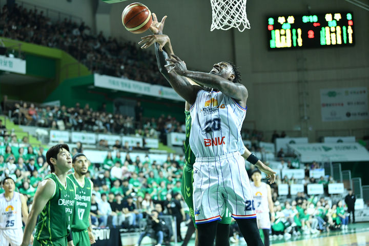 [서울=뉴시스] 프로농구 부산 KCC의 라건아. (사진=KBL 제공) *재판매 및 DB 금지