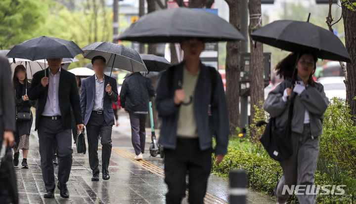 [서울=뉴시스] 정병혁 기자 = 비가 내린 지난 15일 서울 종로구 세종대로에서 우산을 쓴 시민들이 이동하고 있다. 2024.04.15. jhope@newsis.com