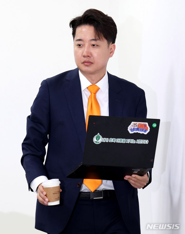 [서울=뉴시스] 추상철 기자 = 이준석 개혁신당 대표가 15일 오전 서울 여의도 국회에서 열린 최고위원회의에 참석하고 있다. 2024.04.15. scchoo@newsis.com