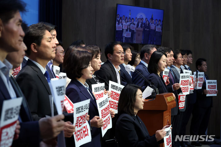 [서울=뉴시스] 조성봉 기자= 박주민 더불어민주당 의원과 당선인들이 15일 오전 서울 여의도 국회 소통관에서 ‘채상병 특검법 처리 촉구’ 기자회견을 하고 있다. 2024.04.15. suncho21@newsis.com