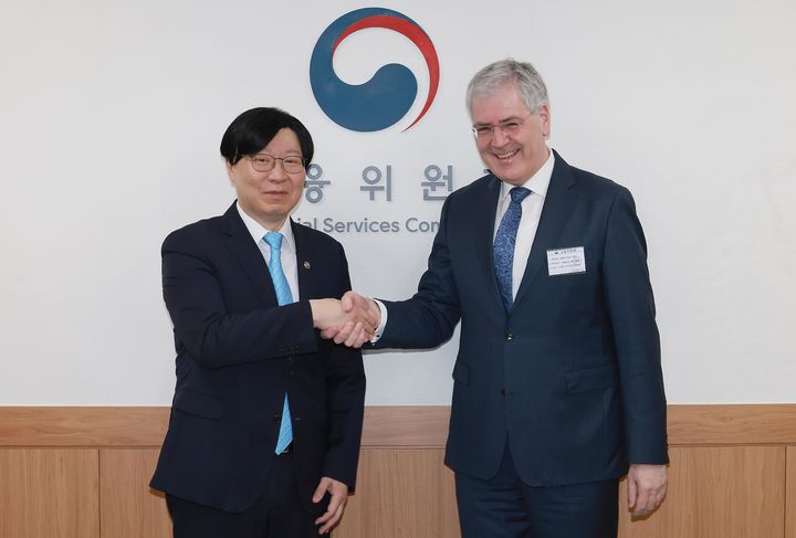 [서울=뉴시스] 김소영 금융위원회 부위원장이 15일 오전 서울 종로구 정부서울청사에서 안드레아스 바코브(Andreas Barckow) IASB 위원장과 면담에 앞서 기념촬영 하고 있다. (사진=금융위원회 제공) 2024.04.15. photo@newsis.com *재판매 및 DB 금지