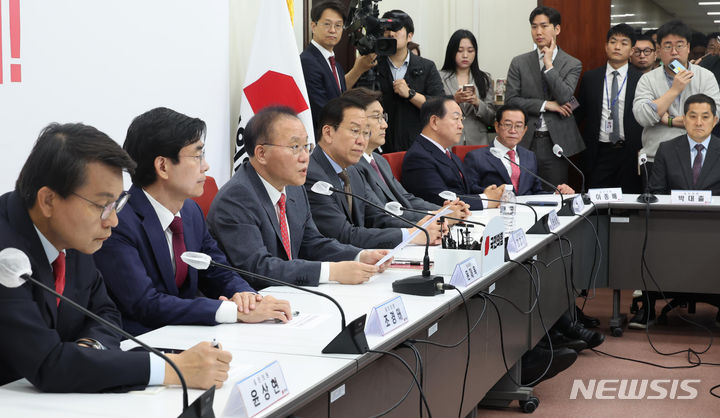 [서울=뉴시스] 조성봉 기자 = 윤재옥 국민의힘 원내대표 겸 당대표 권한대행이 15일 오전 서울 여의도 국회에서 열린 4선 이상 국회의원 당선인 간담회에서 발언을 하고 있다.  (공동취재) 2024.04.15. photo@newsis.com