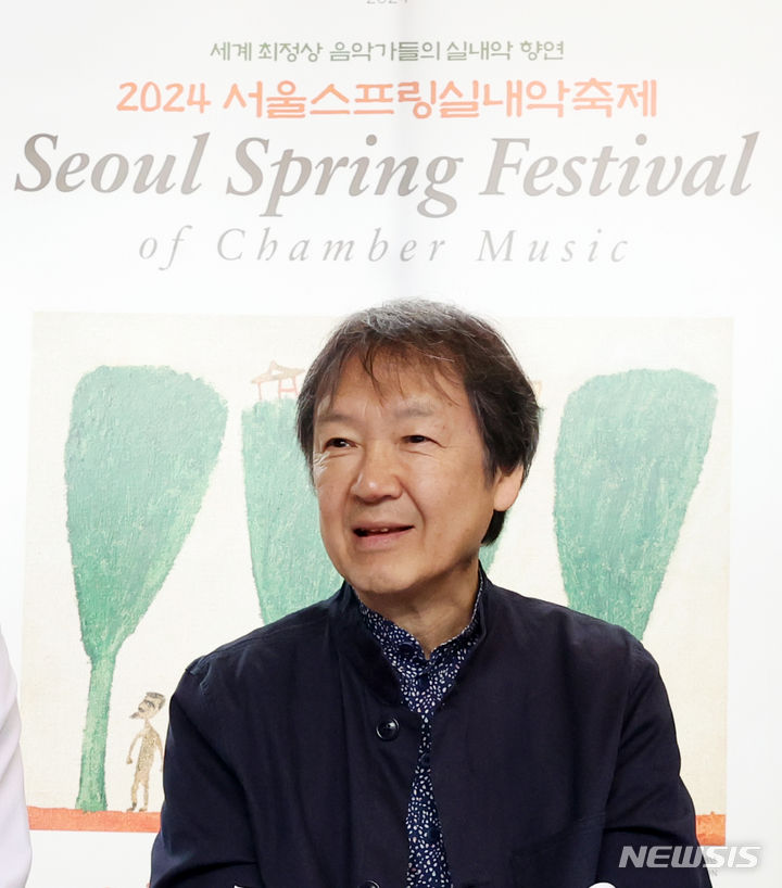 [서울=뉴시스] 박진희 기자 = 바이올리니스트 강동석 서울스프링실내악축제 예술감독이 15일 서울 종로구 윤보선 고택에서 '제19회 서울스프링실내악축제 기자간담회'를 하고 있다. 2024.04.15. pak7130@newsis.com