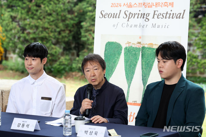 [서울=뉴시스] 박진희 기자 = 바이올리니스트 강동석 서울스프링실내악축제 예술감독이 15일 서울 종로구 윤보선 고택에서 '제19회 서울스프링실내악축제 기자간담회'를 하고 있다. 왼쪽부터 바이올리니스트 대니 구, 강동석 예술감독, 피아니스트 박상욱. 2024.04.15. pak7130@newsis.com