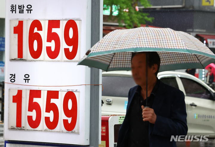 [서울=뉴시스] 17일(현지 시간) 파이낸셜타임스, 월스트리트저널 등 외신에 따르면 유가는 이틀 연속 배럴당 76달러를 웃돌며 거래 중이다.서울 시내 한 주유소에 게시된 유가정보. 2025.06.18.