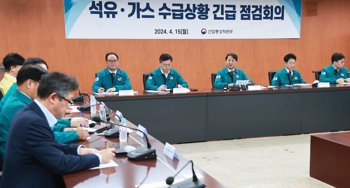 [서울=뉴시스] 안덕근 산업통상자원부 장관이 15일 오후 서울 종로구 석탄회관에서 열린 '석유·가스 수급 상황 긴급 점검회의'에 참석해 발언하고 있다. (사진=산업통상자원부 제공) 2024.04.15. photo@newsis.com *재판매 및 DB 금지