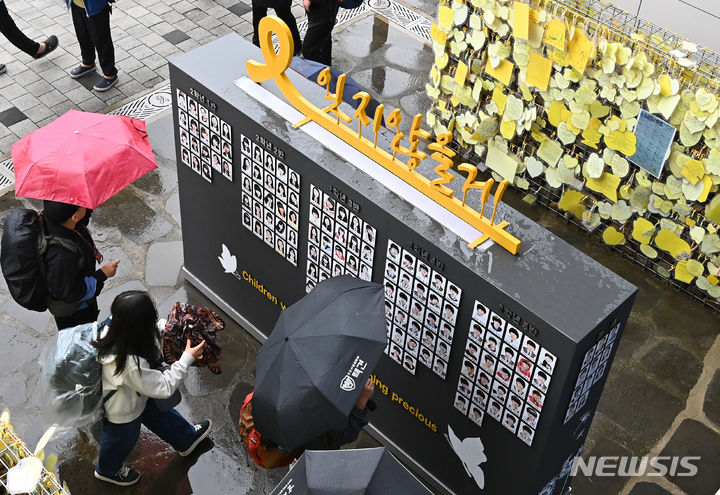 [안산=뉴시스] 김종택기자 = 세월호 참사 10주기를 하루 앞둔 15일 경기도 안산시 4.16 민주시민교육원에 마련된 단원고 4.16 기억교실 앞에 희생자들의 모습이 담긴 캐리커쳐가 그려져 있다. 2024.04.15. jtk@newsis.com