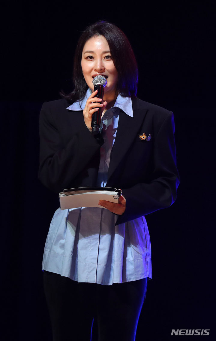 [서울=뉴시스] 김혜진 기자 = 방송인 신아영이 15일 오후 서울 광진구 예스24라이브홀에서 열린 그룹 보이넥스트도어(BOYNEXTDOOR) 두 번째 미니앨범 'HOW?'(하우?) 쇼케이스에서 인사말을 하고 있다. 2024.04.15. jini@newsis.com