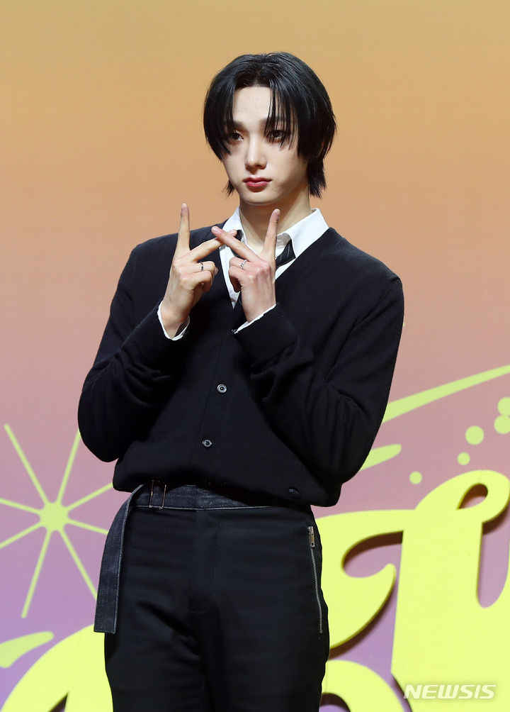 [서울=뉴시스] 김혜진 기자 = 그룹 보이넥스트도어(BOYNEXTDOOR) 성호가 15일 오후 서울 광진구 예스24라이브홀에서 열린 두 번째 미니앨범 'HOW?'(하우?) 쇼케이스에서 포즈를 취하고 있다. 2024.04.15. jini@newsis.com