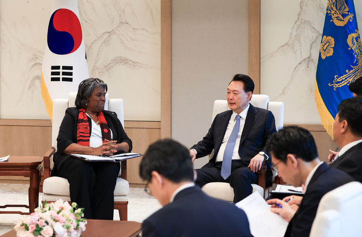 [서울=뉴시스] 윤석열 대통령이 15일 서울 용산 대통령실 청사에서 린다 토머스-그린필드 주(駐)유엔 미국대사를 접견하고 있다. (사진=대통령실 제공) 2024.04.15. photo@newsis.com *재판매 및 DB 금지