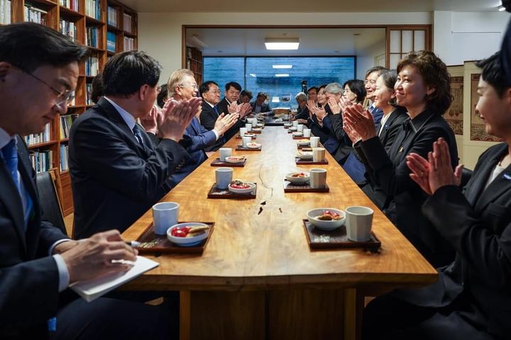 [서울=뉴시스] 조성봉 기자=  조국 조국혁신당 대표와 당선인들이 15일 경남 양산 평산마을에서 문재인 전 대통령을 예방하고 있다. (사진= 조국혁신당 제공) 2024.04.15. photo@newsis.com *재판매 및 DB 금지