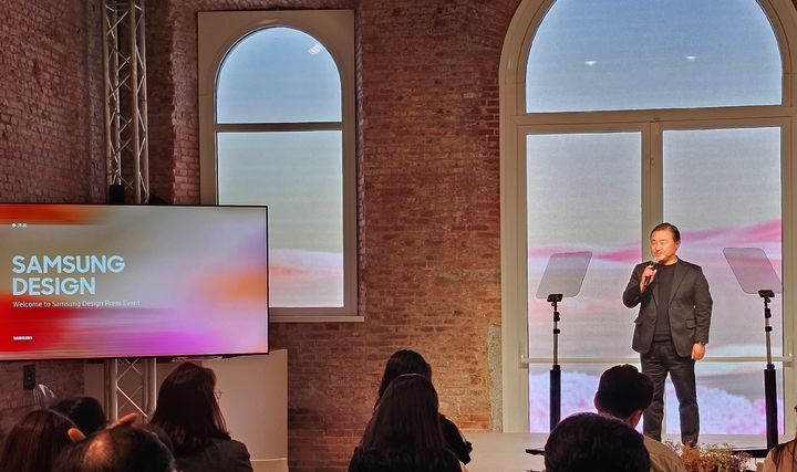 [밀라노=뉴시스]삼성전자가 16일부터 21일까지(현지시간) 이탈리아 밀라노에서 열리는 '밀라노 디자인위크(Milan Design Week) 2024'에서 삼성전자의 디자인 철학을 선보인다. '공존의 미래(Newfound Equilibrium)' 전시회에 참가한 노태문 삼성전자 사장. (사진 = 삼성전자) photo@newsis.com&nbsp; *재판매 및 DB 금지