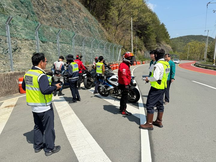 [밀양=뉴시스] 밀양경찰서가 불법 구조변경 등 난폭운전 오토바이 합동단속을 하고 있다. (사진=밀양경찰서 제공) 2024.04.16. photo@newsis.com *재판매 및 DB 금지