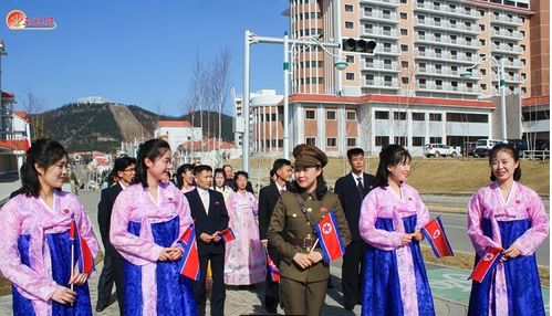 [서울=뉴시스] 북한 근로자들이 김일성 주석 생일(4월15일) 112주년을 경축하고 있다. 2024.04.16. (사진=노동신문 캡처) *재판매 및 DB 금지