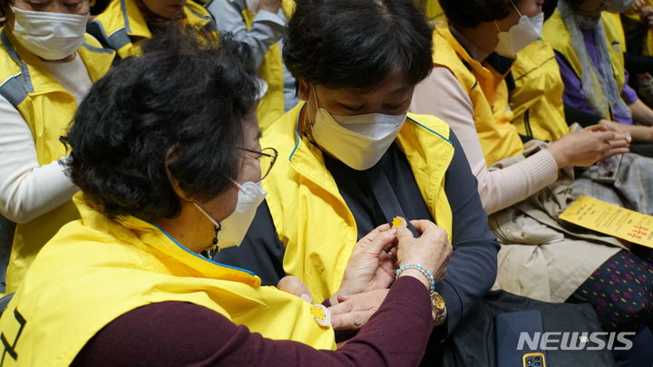 [서울=뉴시스] 서울시자원봉사 센터 소속 자원봉사자들이 봉사활동을 하는 모습. (사진=서울시 제공). 2024.04.16. photo@newsis.com 