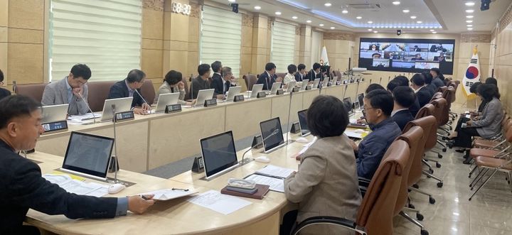 [홍천=뉴시스] 16일 홍천군(군수 신영재)은 비대면 회의방식을 병행하여 주간업무 보고회를 개최한다고 밝혔다. 홍천군 제공 *재판매 및 DB 금지