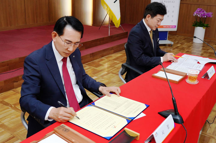 [서산=뉴시스] 지난 15일 서산시청 중회의실에서 이완섭 서산시장(앞쪽)이 각 국장으로부터 올해 추진할 핵심 성과를 보고받고 직무성과계약서에 최종 서명하고 있다. (사진=서산시 제공) 2024.04.16. photo@newsis.com&nbsp;&nbsp; *재판매 및 DB 금지