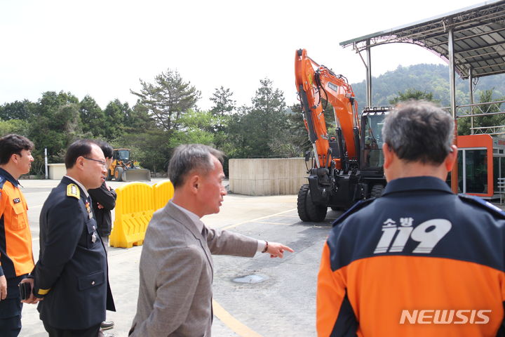 [제주=뉴시스] 서귀포소방서가 15일 서귀포산업과학고등학교에서 재난 대응 능력 업무 협약을 맺고 있다. (사진=서귀포소방서 제공) 2024.04.16. photo@newsis.com