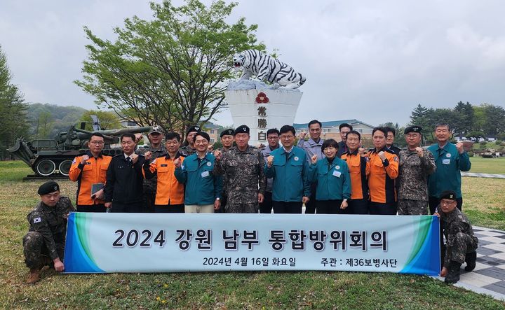 [원주=뉴시스] 이덕화 기자 = 16일 하헌철 36사단장과 통합방위회의 참석 인원들이 사단 백호상 앞에서 기념촬영을 하고 있다. (사진=36사단 제공) 2023.04.16. photo@newsis.com *재판매 및 DB 금지