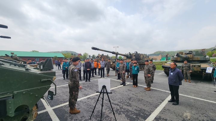 [원주=뉴시스] 이덕화 기자 = 16일 하헌철 36사단장과 통합방위회의 참석자들이 K-방산을 이끌고 있는 K-2전차와 K-9자주포 등을 견학하고 있다. (사진=36사단 제공) 2023.04.16. photo@newsis.com&nbsp; *재판매 및 DB 금지