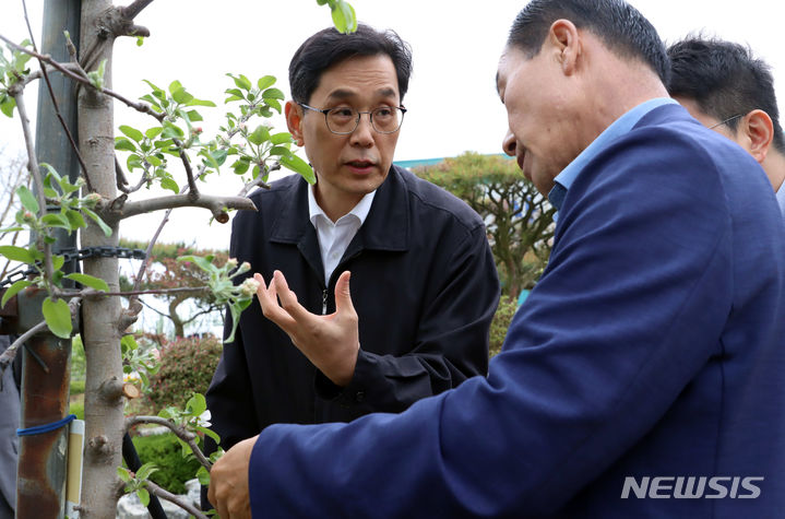 [세종=뉴시스] 한훈 농림축산식품부 차관은 16일 충남 서산시에 위치한 사과 스마트 과수원을 방문해 봄철 생육상황을 점검하고 "기후변화에 대응해 생산성이 최소 2배에서 최대 4배 높은 스마트 과수원을 확대해 과수의 안정적 공급을 도모해야 한다"고 말했다. (사진=농식품부 제공) *재판매 및 DB 금지 
