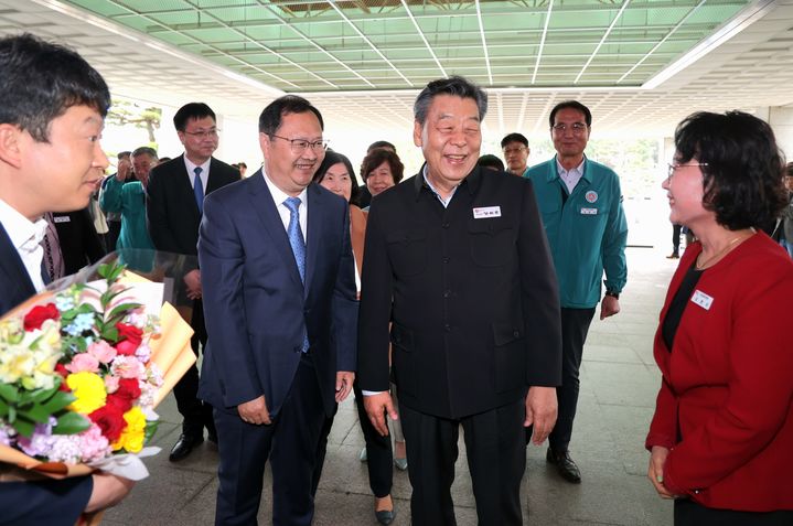 [태안=뉴시스] 15일 충남 태안군과 자매도시인 중국 산둥성 태안시 대표단이 태안을 2년 연속 찾은 가운데 군청 현관에서 가세로 군수가 후조씨이 부비서장(남색 정장)을 반기고 있다. (사진=태안군 제공) 2024.04.16. *재판매 및 DB 금지