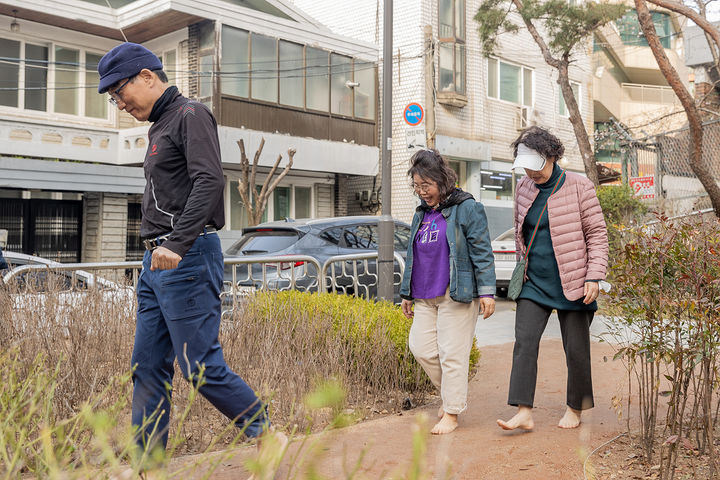 [서울=뉴시스]맨발흙길로 재정비된 한아름어린이 공원을 이용중인 지역주민들. 2024.04.16. (사진=양천구 제공) *재판매 및 DB 금지