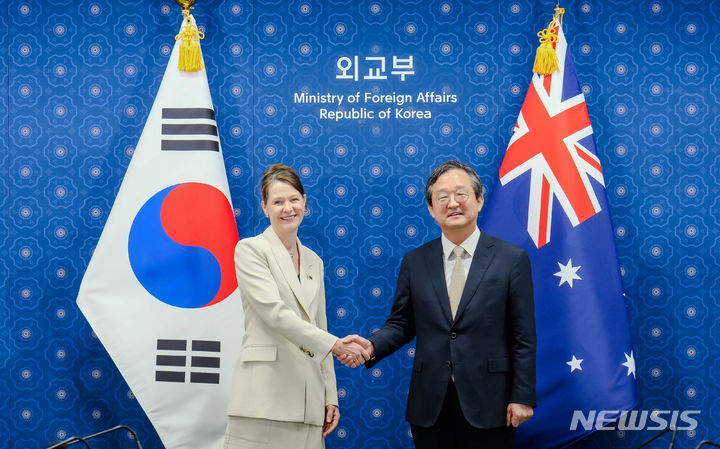 [서울=뉴시스] 정병원 외교부 차관보는 16일 오전 서울 종로구 외교부 청사에서 엘리 로슨 호주 외교통상부 전략기획조정 차관보와 '제8차 한-호주 전략대화'를 갖고 인도·태평양 전략 및 국방·방산 협력, 한반도 및 지역 정세 등 다양한 분야에 걸쳐 협력 방안을 논의했다. (사진= 외교부 제공)