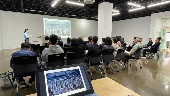 [대전=뉴시스]대전문화재단 관계자가 16일 테미도서관에서 제2대전문학관 건립사업에 대해 설명하고 있다. 2024. 04. 16 *재판매 및 DB 금지