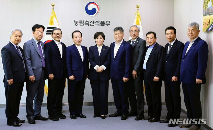 [세종=뉴시스]송미령 장관은 16일 정부세종청사에서 축산단체협의회 신임 회장단과 정책 간담회를 열고 최근 사료비 상승 등 어려운 여건에도 안정적으로 축산물을 공급하고 있는 농업인의 노고에 감사를 표했다. 왼쪽부터 박근호 신임 한국양봉협회장, 민경천 신임 전국한우협회장, 문정진 한국토종닭협회장, 이승호 한국낙농육우협회장, 송미령 농식품부 장관, 손세희 신임 축산단체협의회장(대한한돈협회장), 박하담 신임 한국오리협회장, 이해곤 한국사슴협회장, 오세진 한국양계협회장, 김창만 한국경주마생산협회장의 모습.(사진=농식품부 제공)