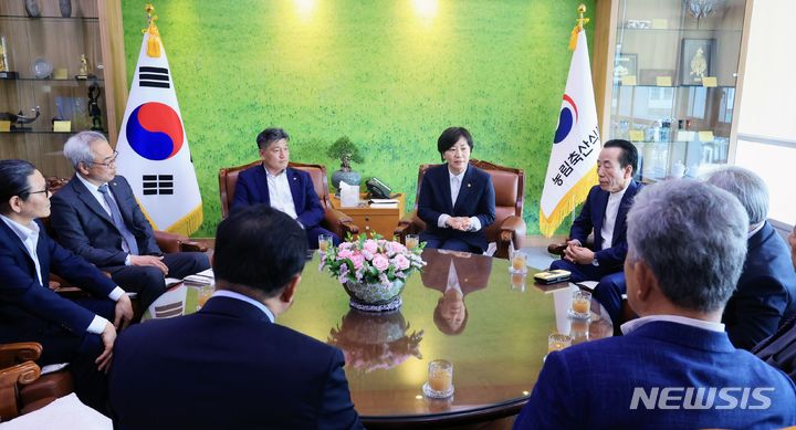 [세종=뉴시스]송미령 장관은 16일 정부세종청사에서 축산단체협의회 신임 회장단과 정책 간담회를 열고 최근 사료비 상승 등 어려운 여건에도 안정적으로 축산물을 공급하고 있는 농업인의 노고에 감사를 표했다. (사진=농식품부 제공)