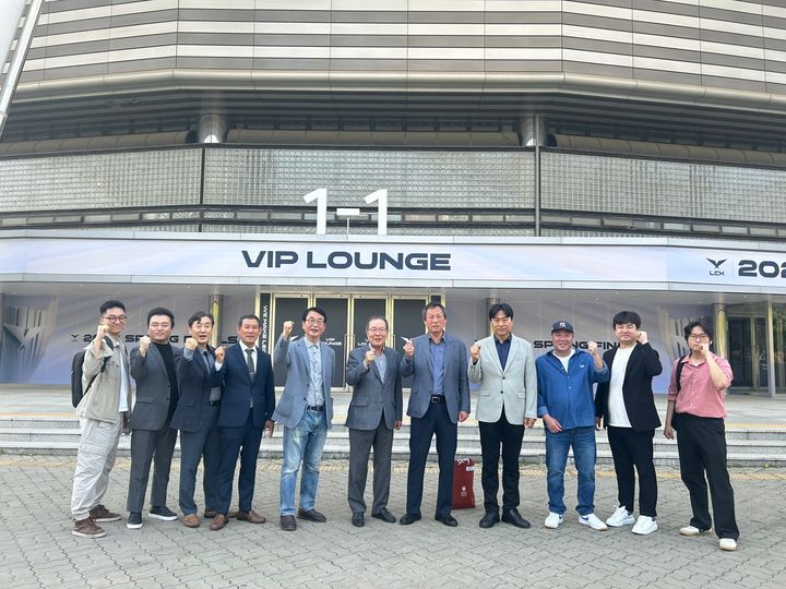 한국이스포츠교육연맹 관계자들이 14일 서울 잠실 KSPO DOME에서 열린 2024 LOL(리그 오브 레전드 챔피언스 코리아)스프링 결승전을 관람한 후 기념 포즈를 취하고 있다. *재판매 및 DB 금지