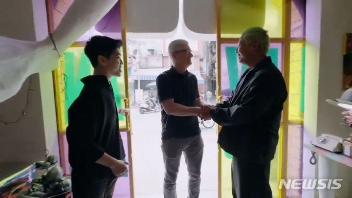 팀 쿡 애플 최고경영자(CEO)가 베트남을 방문했다. 애플은 이에 맞춰 현지 공급망 투자 확대 계획을 밝혔다. 출처 : @tuoitre *재판매 및 DB 금지