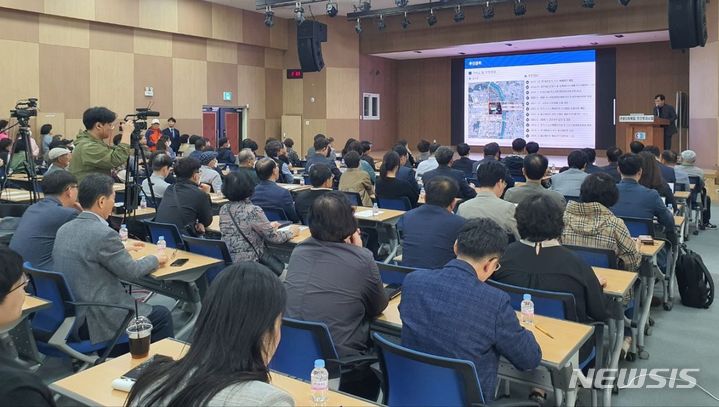 [전주=뉴시스]윤난슬 기자 = 16일 전북 전주상공회의소 7층 대회의실에서 '옛 대한방직 개발사업 주민설명회'가 열리고 있다.2024.04.16.(사진=전주시 제공)