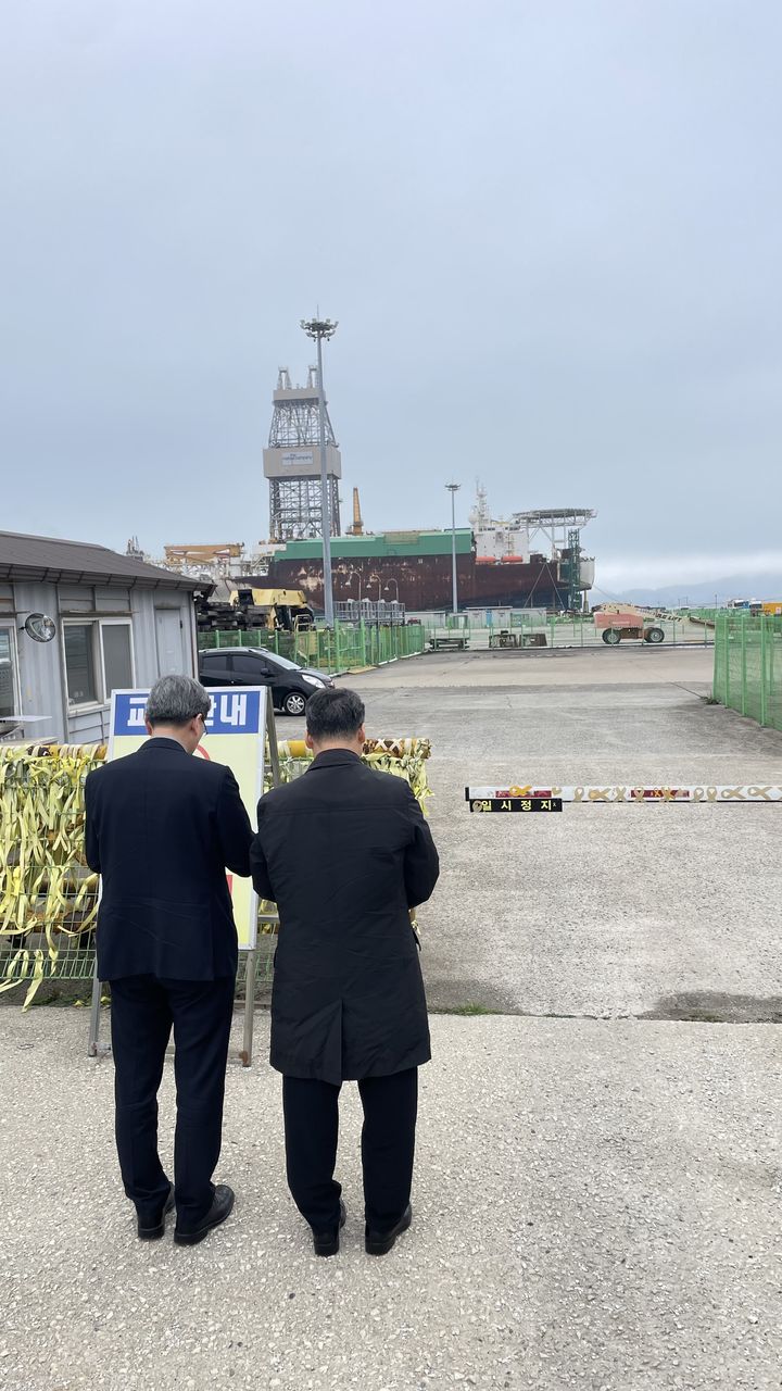 [서울=뉴시스] 15일 목포 신항 세월호 앞에서 광주대교구장 옥현진 대주교(오른쪽)과 서울대교구장 정순택 대주교가 기도하고 있다. (사진=천주교 서울대교구 제공) 2024.04.16. photo@newsis.com *재판매 및 DB 금지
