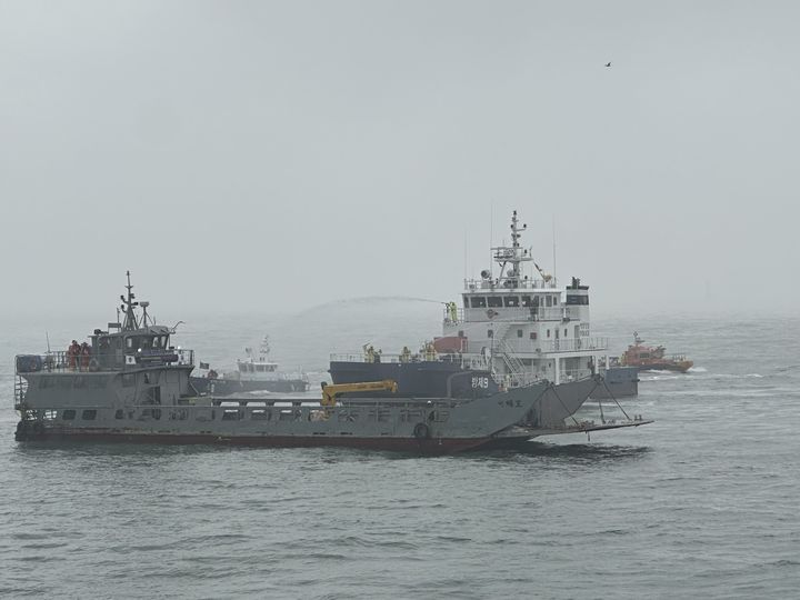 [태안=뉴시스] 16일 태안해양경찰서가 지역 내 4곳의 유관기관과 함께 신진도항 앞 바다에서 한 운반선에서 발생한 유해화학물질 해상 유출 상황을 가정해 훈련을 펼치고 있다. (사진=태안해양경찰서 제공). 2024.04.16. *재판매 및 DB 금지