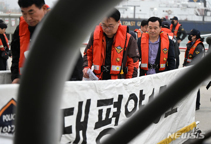 [목포=뉴시스] 박기웅 기자 = 세월호 참사 10주기인 16일 오전 전남 목포시 해경 전용 부두에서 선상추모식에 참여하는 세월호 유가족들이 부두에 오르고 있다. 2024.04.16. pboxer@newsis.com