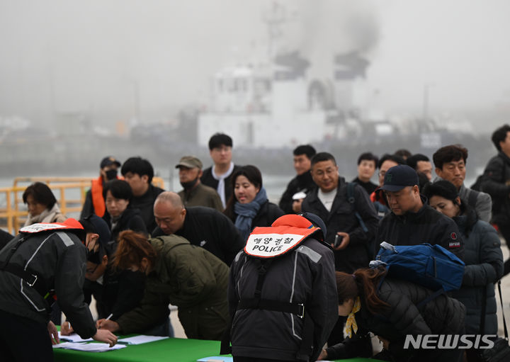 [목포=뉴시스] 박기웅 기자 = 세월호 참사 10주기인 16일 오전 전남 목포시 해경 전용 부두에서 선상추모식에 참여하는 세월호 유가족들이 함정 탑승 준비를 하고 있다. 2024.04.16. pboxer@newsis.com