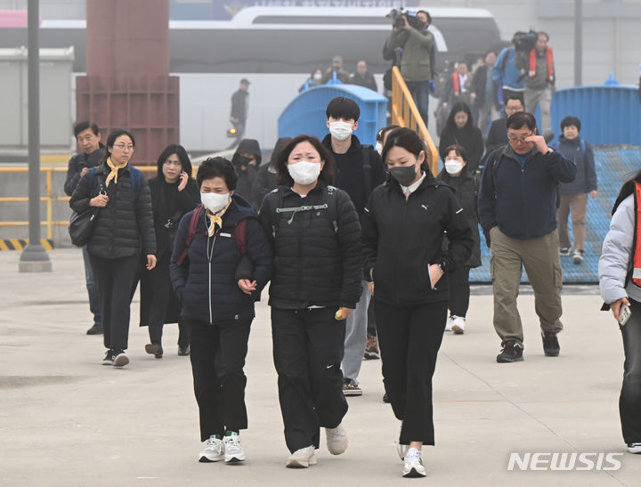 [목포=뉴시스] 박기웅 기자 = 세월호 참사 10주기인 16일 오전 전남 목포시 해경 전용 부두에서 선상추모식에 참여하는 세월호 유가족들이 부두에 오르고 있다. 2024.04.16. pboxer@newsis.com