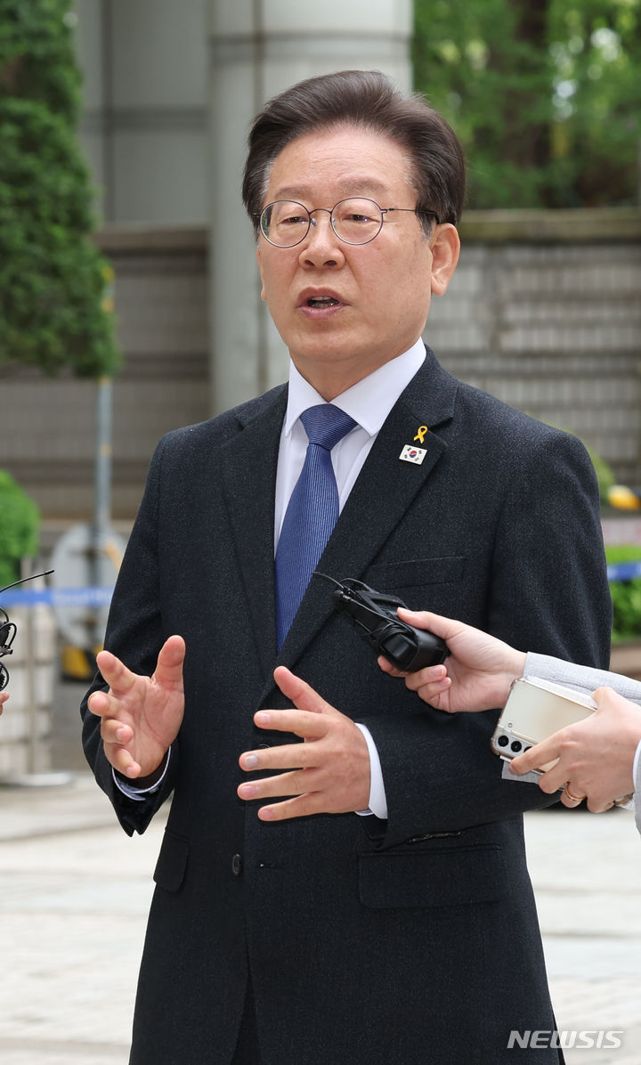 [서울=뉴시스] 김금보 기자 = 이재명 더불어민주당 대표가 16일 오전 서울 서초구 서울중앙지방법원에서 열린 '대장동 배임 및 성남FC 뇌물 의혹' 21차 공판에 출석하며 취재진 질문에 답하고 있다. 2024.04.16. kgb@newsis.com