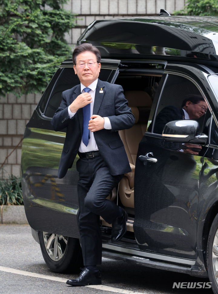 [서울=뉴시스] 김금보 기자 = 이재명 더불어민주당 대표가 16일 오전 서울 서초구 서울중앙지방법원에서 열린 '대장동 배임 및 성남FC 뇌물 의혹' 21차 공판에 출석 하고 있다. 2024.04.16. kgb@newsis.com