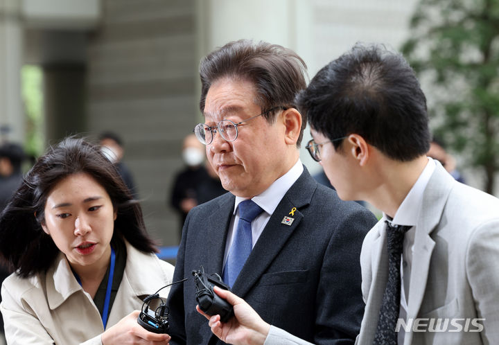 [서울=뉴시스] 김금보 기자 = 이재명 더불어민주당 대표가 16일 오전 서울 서초구 서울중앙지방법원에서 열린 '대장동 배임 및 성남FC 뇌물 의혹' 21차 공판에 출석 하고 있다. 2024.04.16. kgb@newsis.com