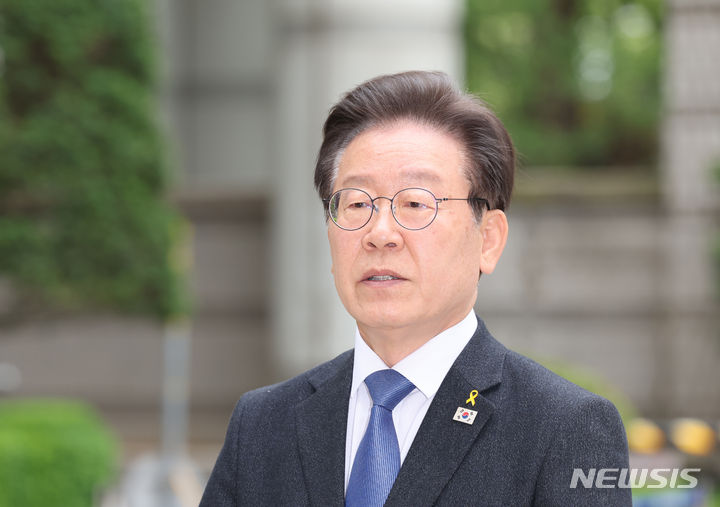 [서울=뉴시스] 김금보 기자 = 이재명 더불어민주당 대표가 16일 오전 서울 서초구 서울중앙지방법원에서 열린 '대장동 배임 및 성남FC 뇌물 의혹' 21차 공판에 출석하며 취재진 질문에 답하고 있다. 2024.04.16. kgb@newsis.com