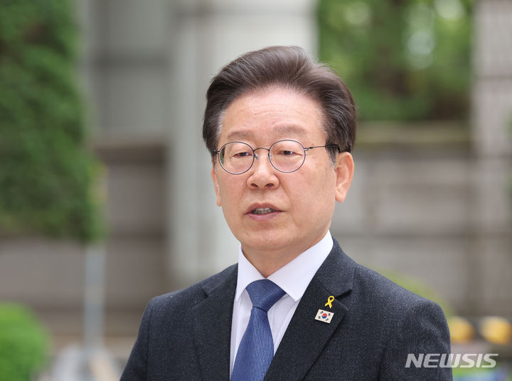 [서울=뉴시스] 김금보 기자 = 이재명 더불어민주당 대표가 16일 오전 서울 서초구 서울중앙지방법원에서 열린 '대장동 배임 및 성남FC 뇌물 의혹' 21차 공판에 출석하며 취재진 질문에 답하고 있다. 2024.04.16. kgb@newsis.com